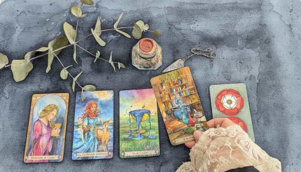 claire tire les cartes